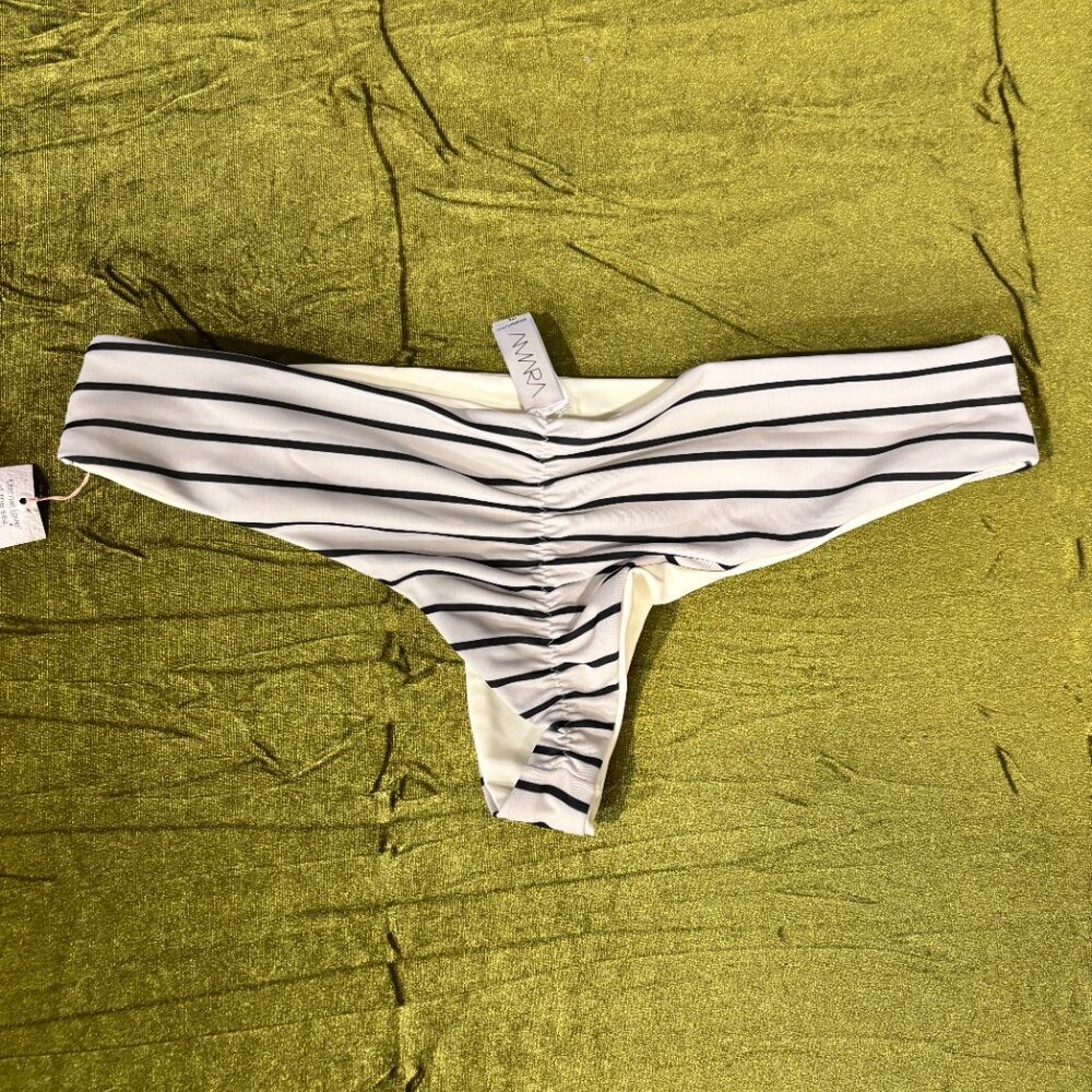 ❤️‍🔥 2/$10 Low-Rise Hipster Bikini Bottom — White — Multiple Sizes Available - Picture 3 of 4